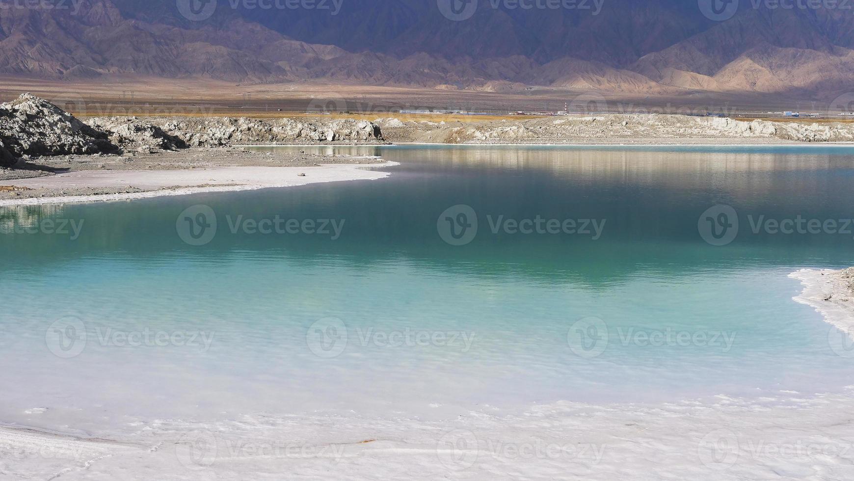 bellissima vista del paesaggio naturale del lago salato color smeraldo nel qinghai cina foto