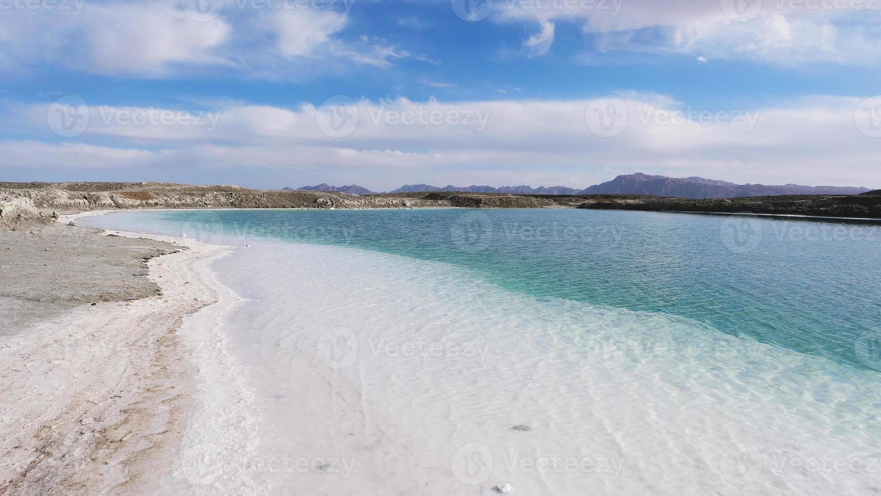 bellissima vista del paesaggio naturale del lago salato color smeraldo nel qinghai cina foto