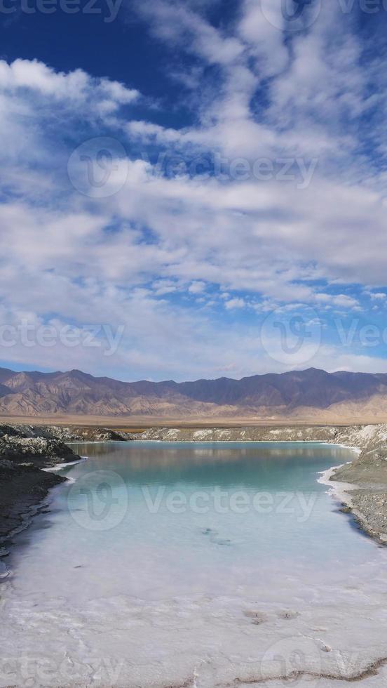 bellissima vista del paesaggio naturale del lago salato color smeraldo nel qinghai cina foto