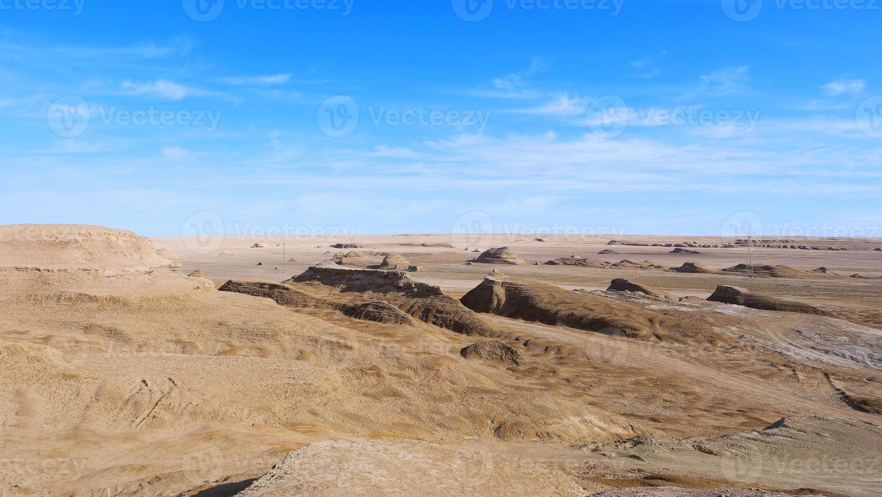 vista del paesaggio del cielo azzurro soleggiato e del deserto nella Cina del qinghai foto