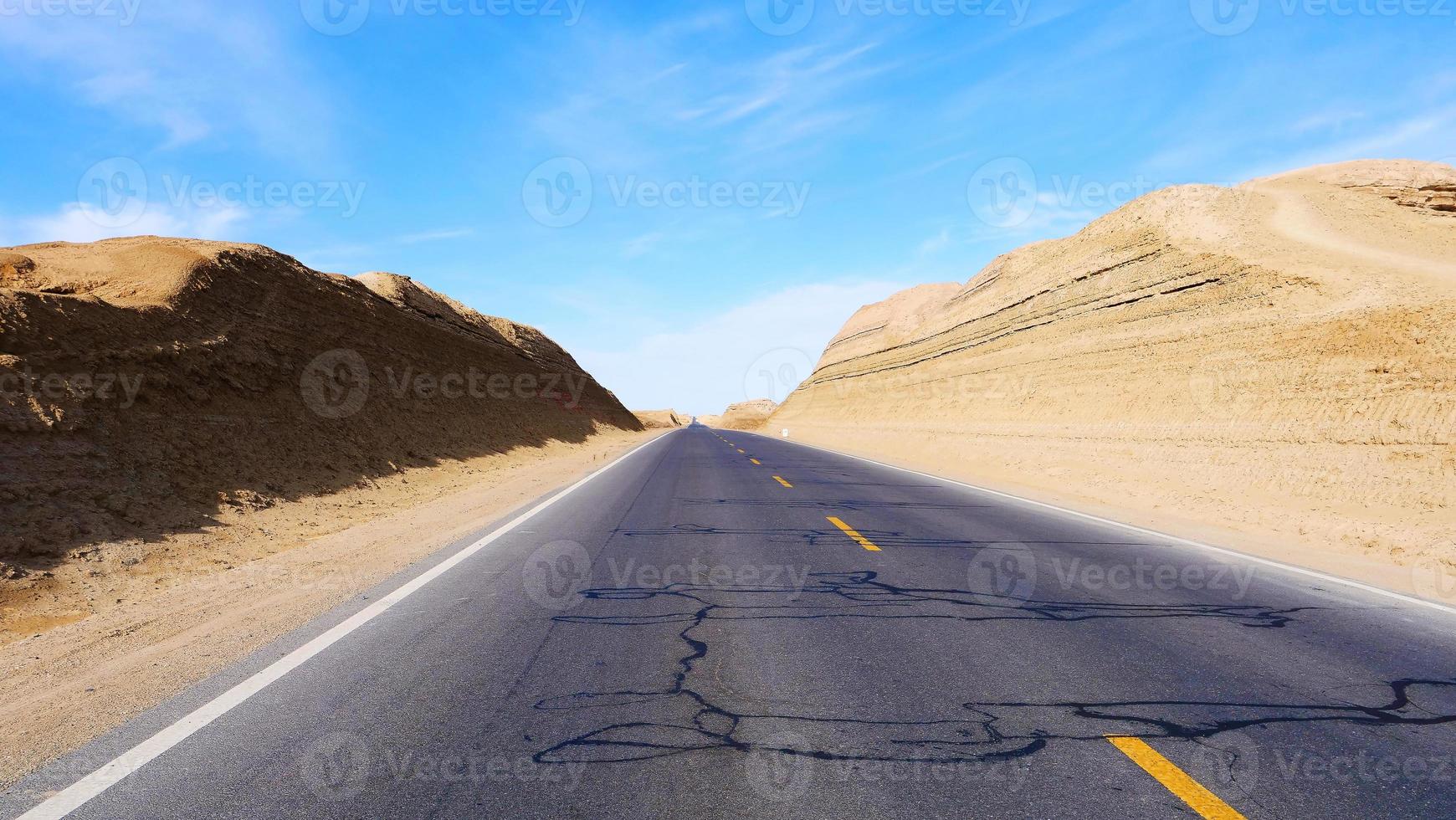 vista del paesaggio del cielo azzurro soleggiato e della strada principale nel qinghai cina foto