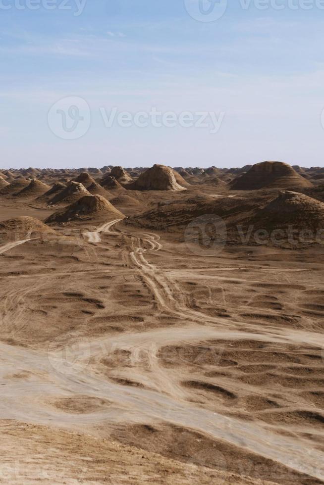 yardang landform e soleggiato cielo blu a dunhuang gansu china foto