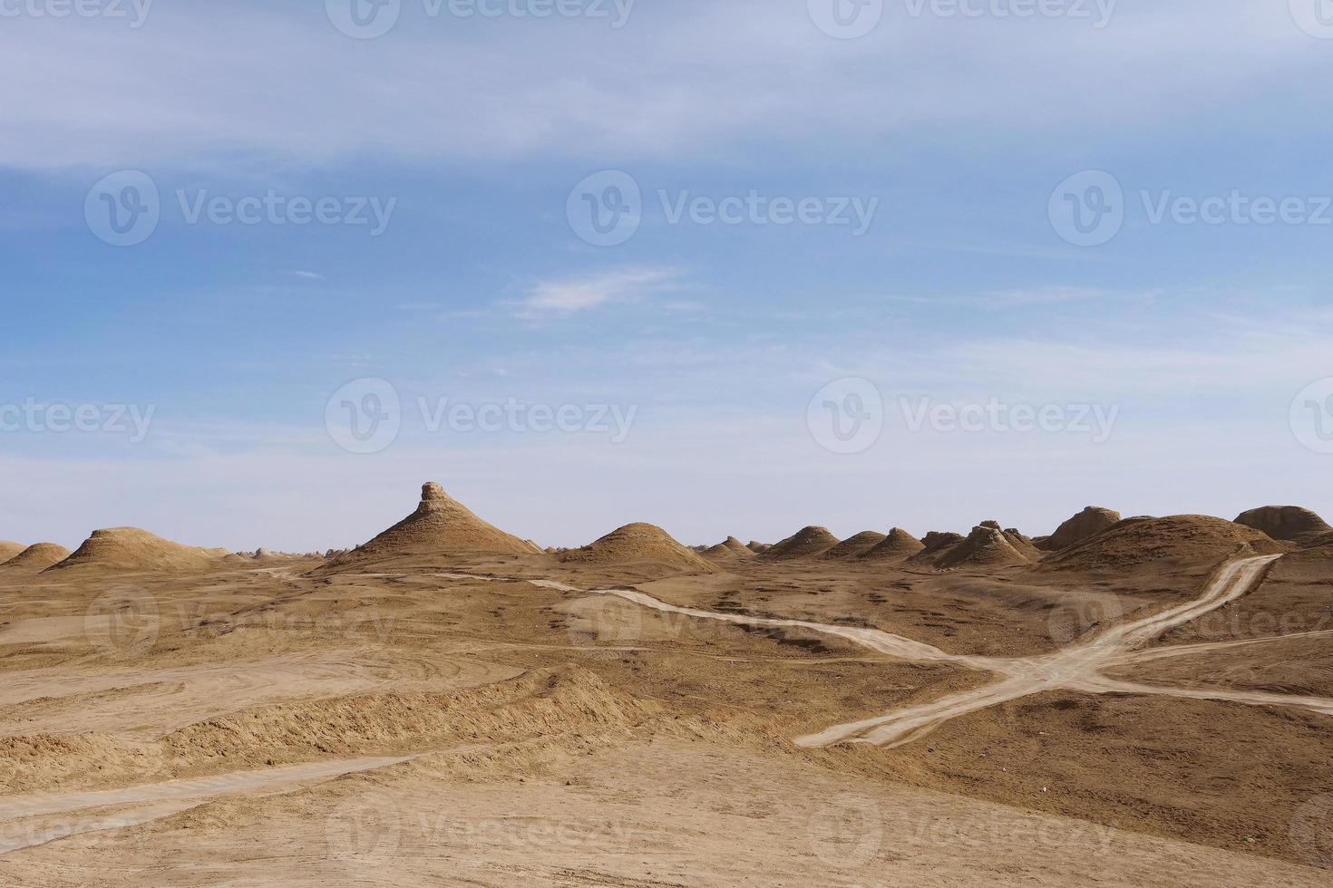 yardang landform e soleggiato cielo blu a dunhuang gansu china foto