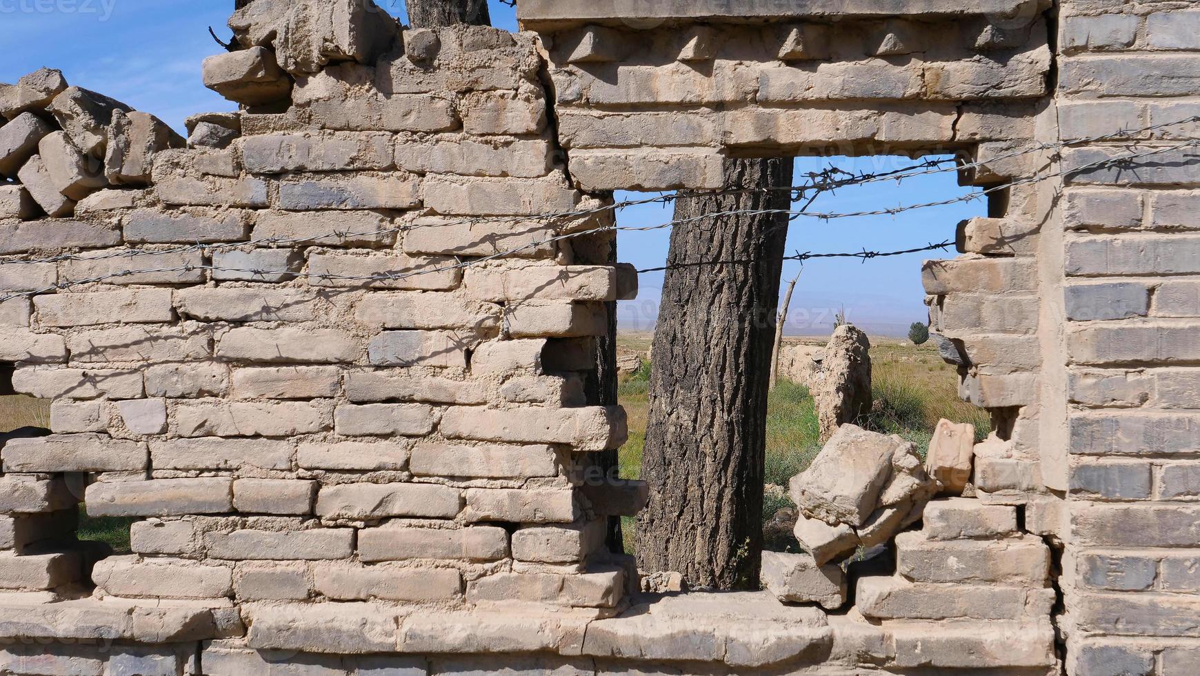 vista del paesaggio della piccola città del deserto, una location per le riprese in gansu china foto