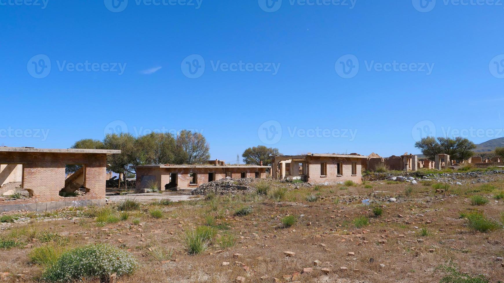 vista del paesaggio della piccola città del deserto, una location per le riprese in gansu china foto