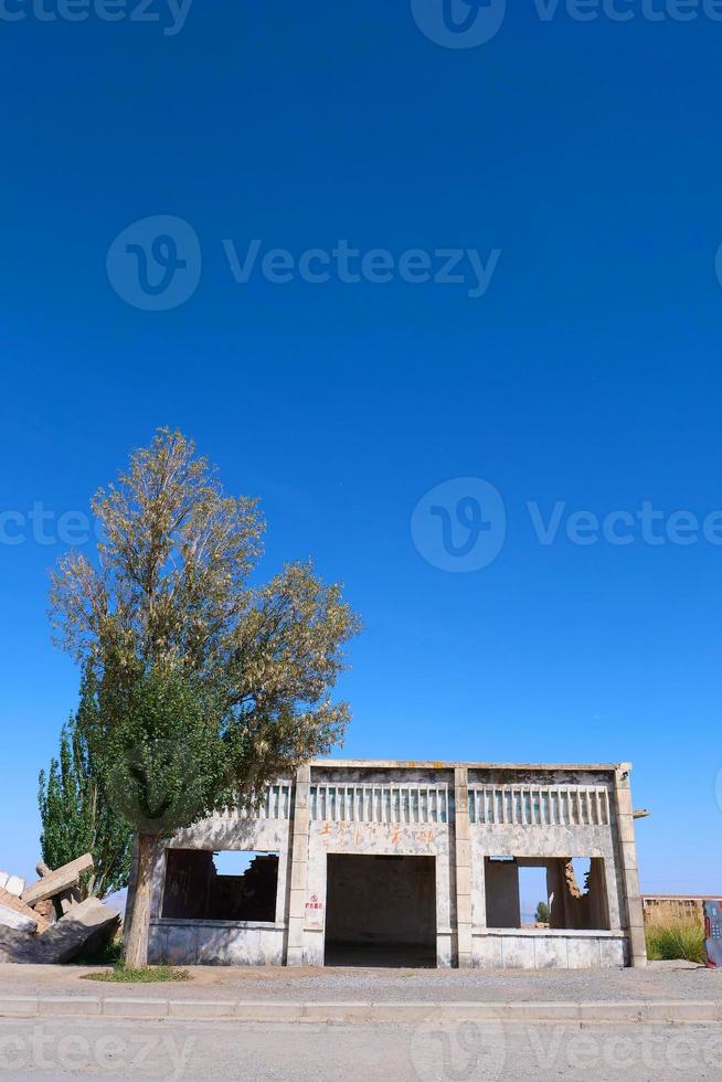 vista del paesaggio della piccola città del deserto, una location per le riprese in gansu china foto