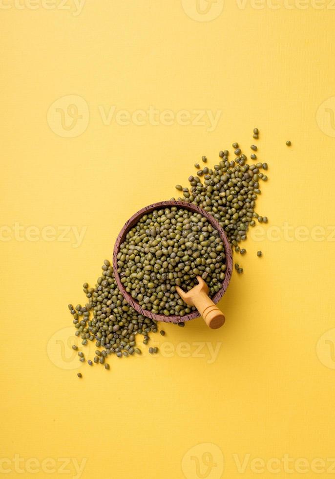 vista dall'alto di fagioli mung su sfondo giallo foto