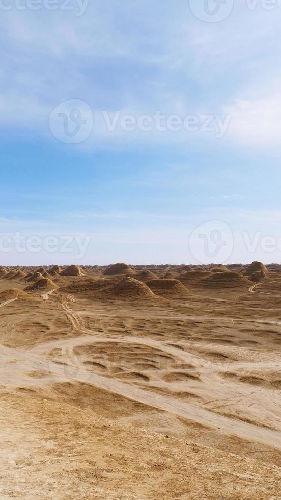 yardang landform e soleggiato cielo blu a dunhuang gansu china foto