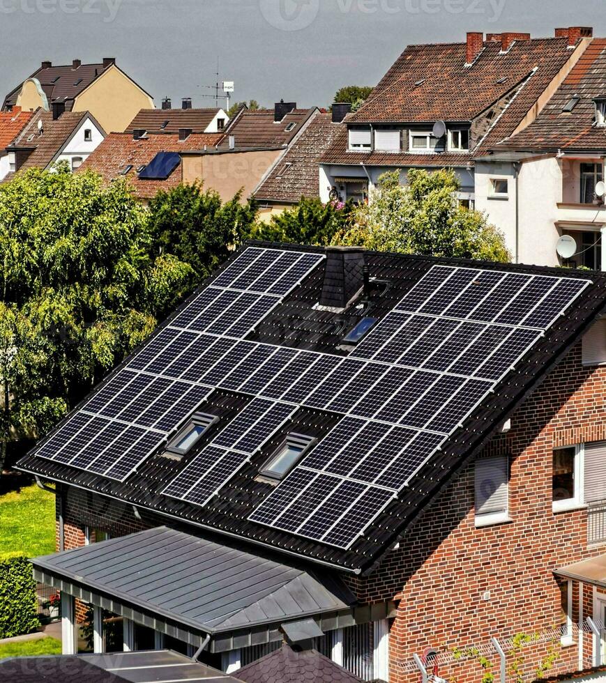 un' Casa con solare pannelli su il tetto foto