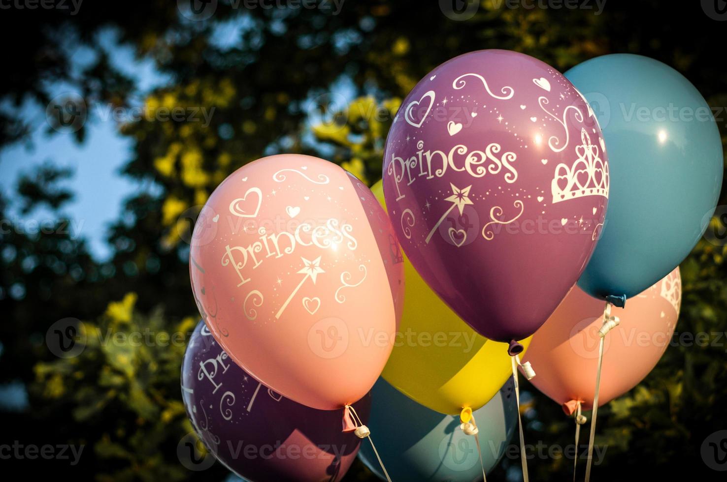 palloncini colorati per feste per il compleanno di una bimba foto