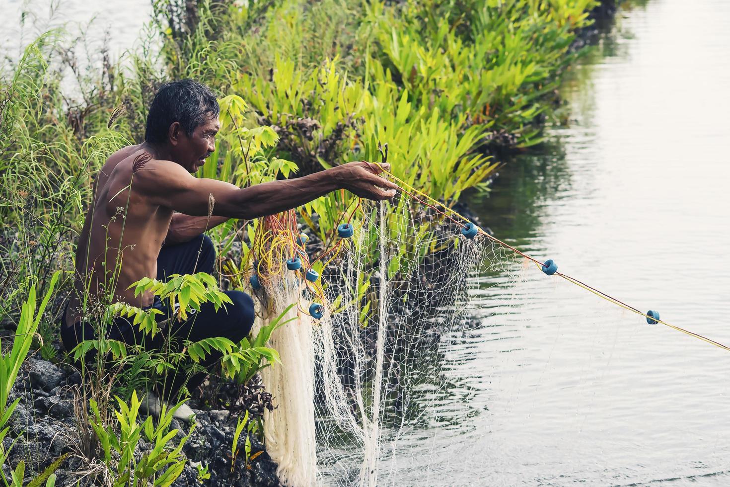 Sorong, Indonesia 2021- pescatori di laghetto foto