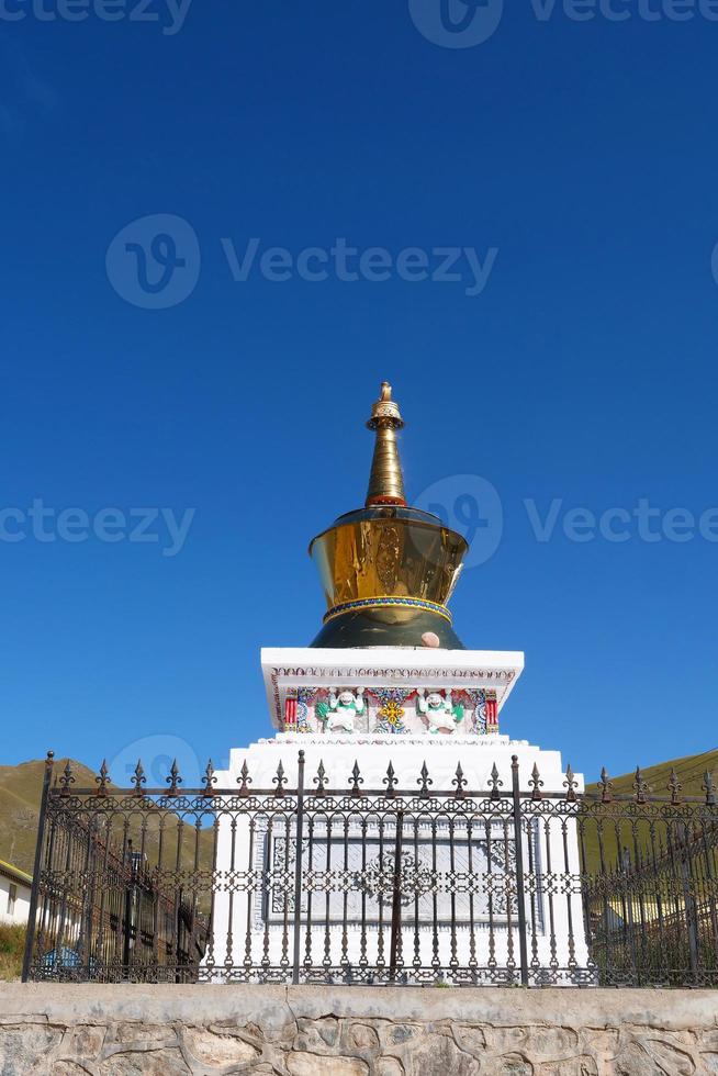 monastero buddista tibetano arou da tempio nella cina di qinghai. foto