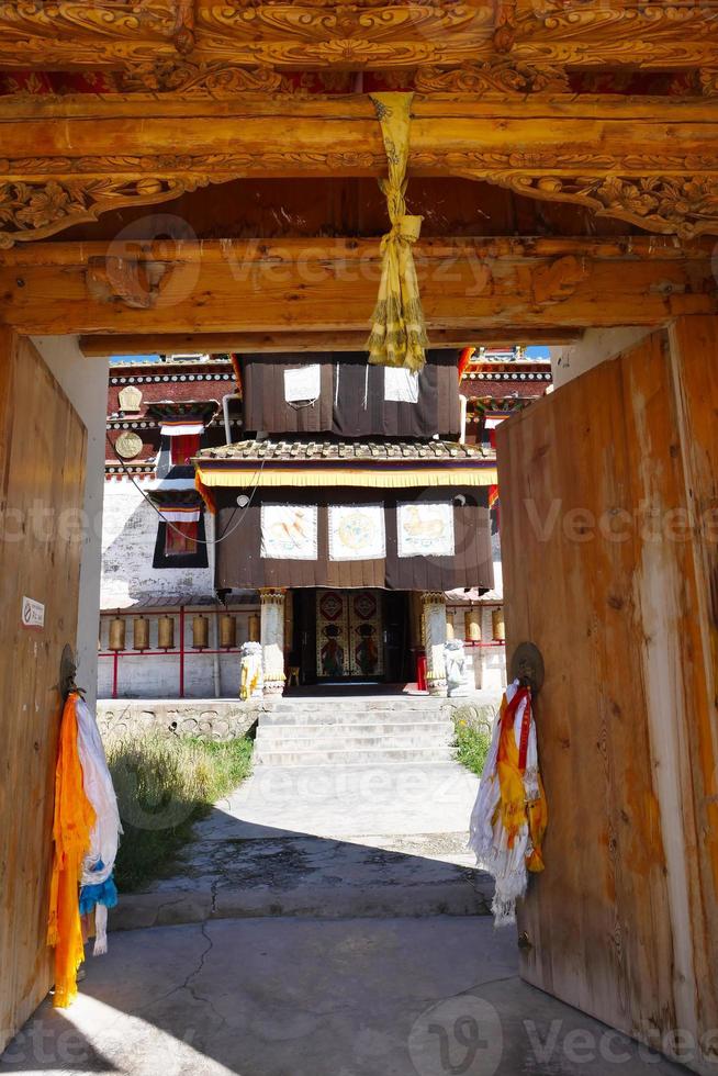 porta di legno nel tempio tibetano di arou da nella Cina del qinghai. foto