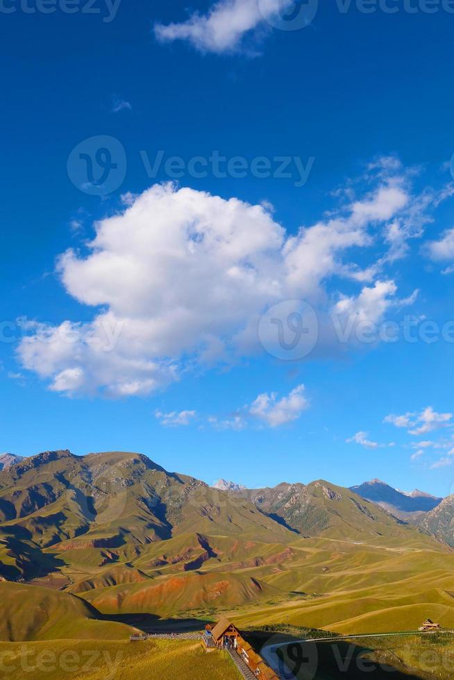 la zona panoramica della montagna qilian monte drow in qinghai cina. foto