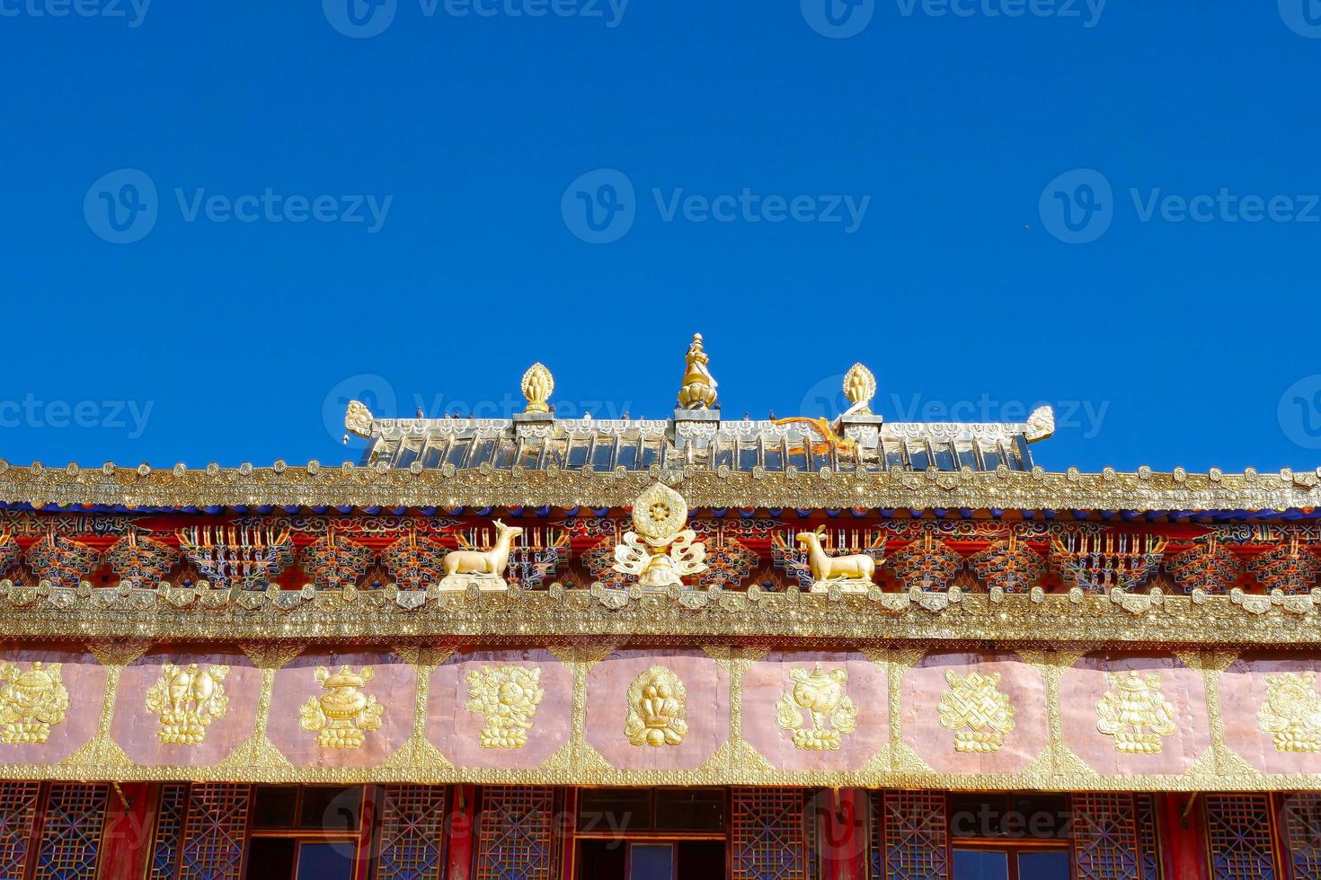 monastero buddista tibetano arou da tempio nella cina di qinghai. foto