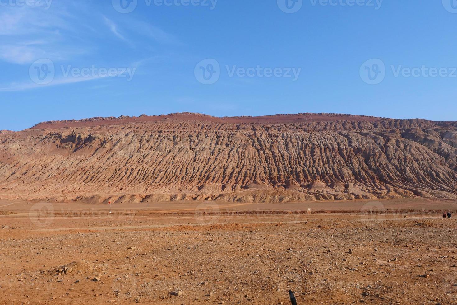 montagna fiammeggiante nella provincia cinese di turpan xinjiang. foto