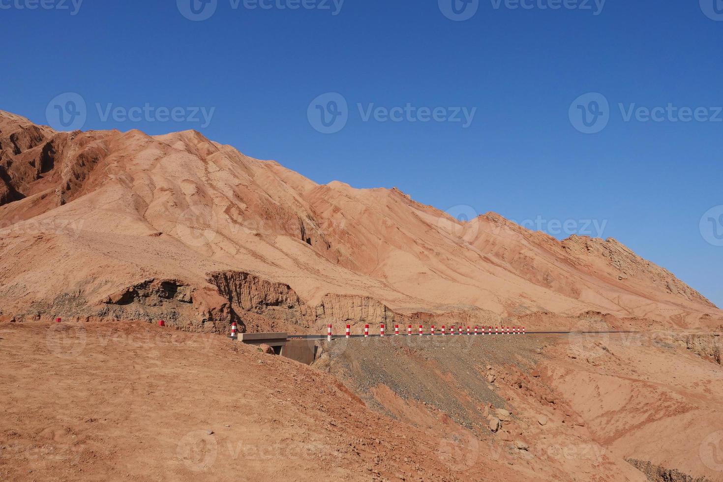 valle di montagna fiammeggiante nella provincia cinese di turpan xinjiang. foto