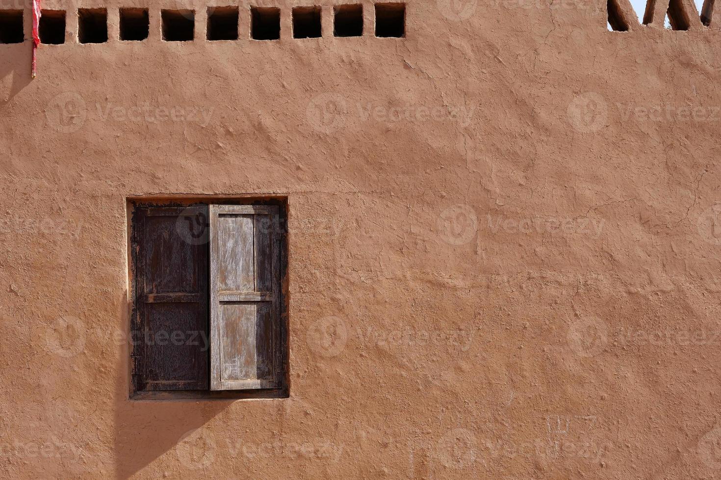 vecchio muro di casa e finestra in legno villaggio tuyoq valleyxinjiang cina. foto