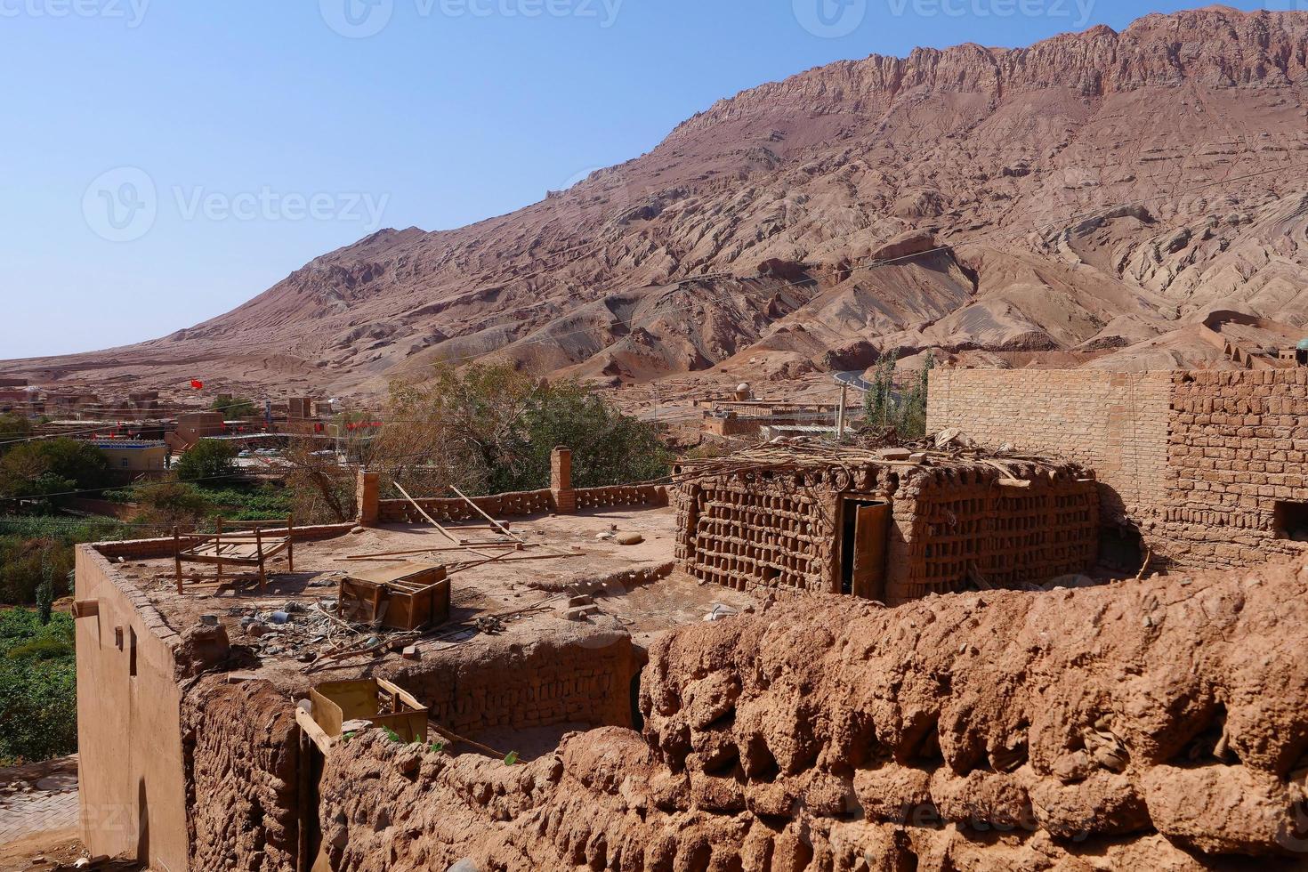 vecchia casa nella valle del villaggio di tuyoq inturpan provincia dello xinjiang cina. foto