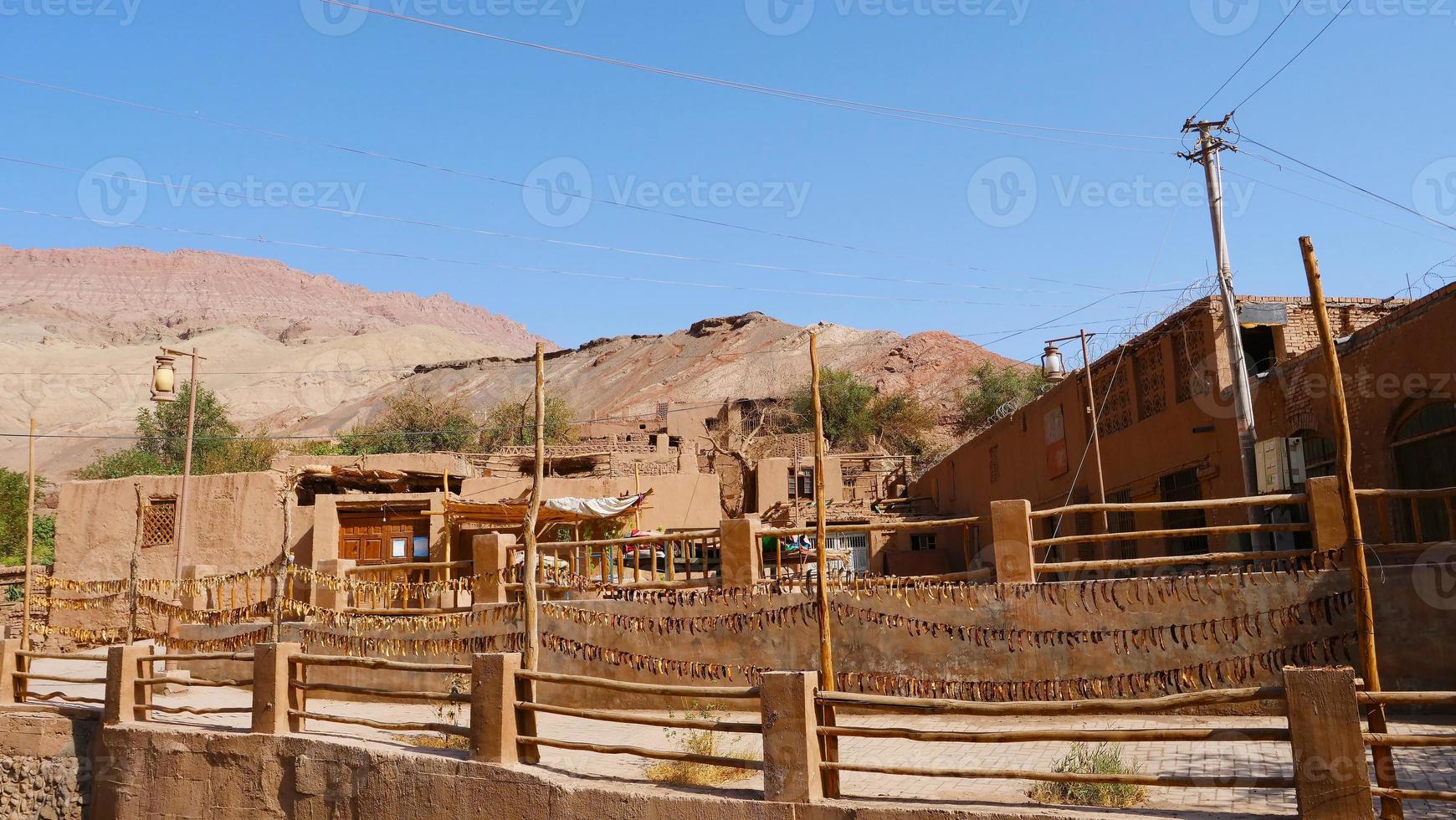 vecchia casa nella valle del villaggio di tuyoq inturpan provincia dello xinjiang cina. foto