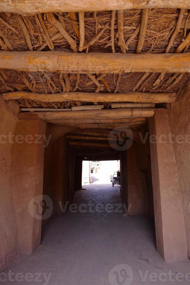 vecchia casa nella valle del villaggio di tuyoq xinjiang cina foto