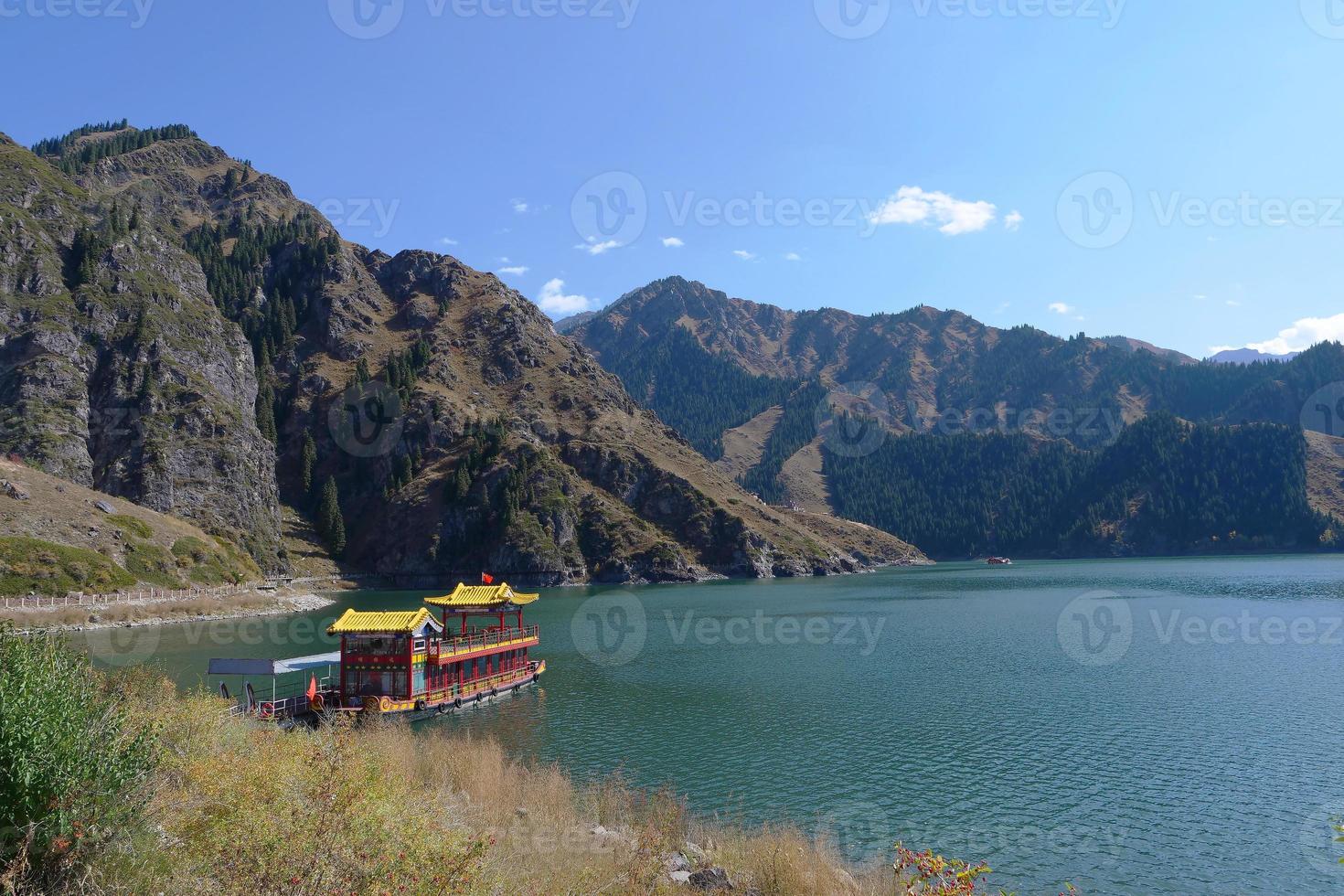 cielo lago delle montagne celesti nello Xinjiang in Cina. foto