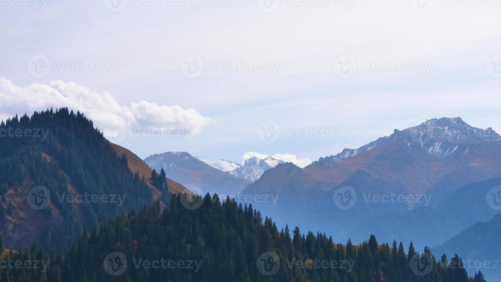 cielo lago delle montagne celesti nello Xinjiang in Cina. foto