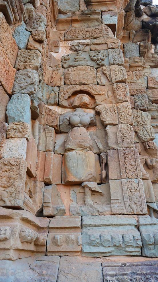 scultura in pietra di pietra al complesso di Prasat Bakong Angkor Wat Siem Reap foto