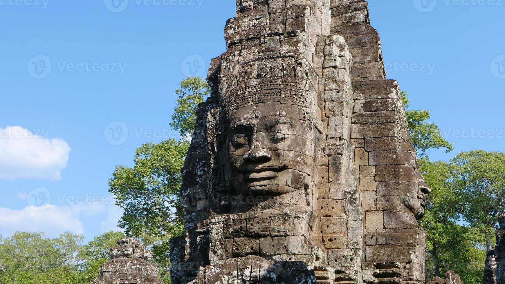 torre di fronte al tempio bayon, siem reap cambogia foto