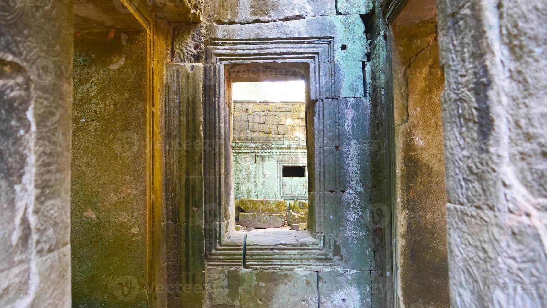 Rovina di pietra finestra al tempio di ta prohm, siem reap cambogia. foto