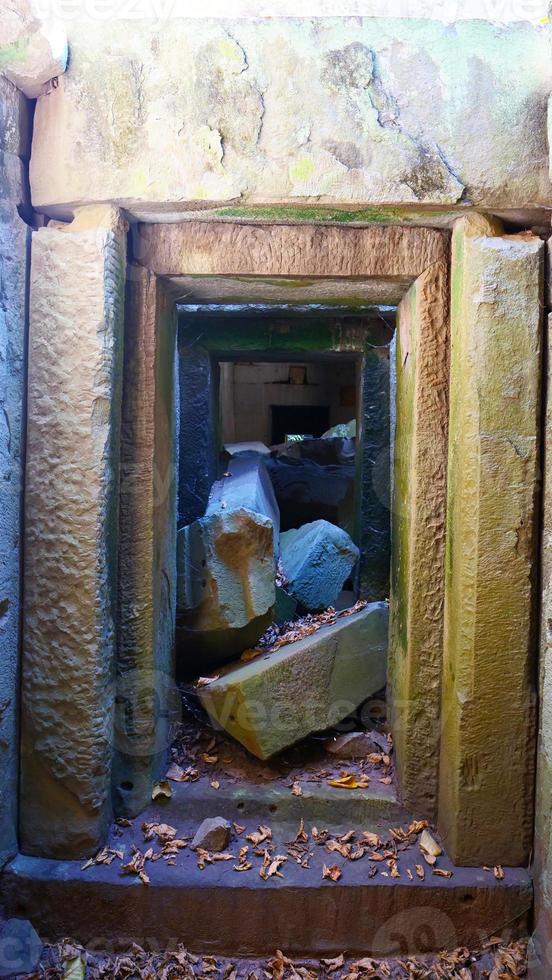 Roccia di pietra rovina al tempio di ta prohm, siem reap cambogia. foto