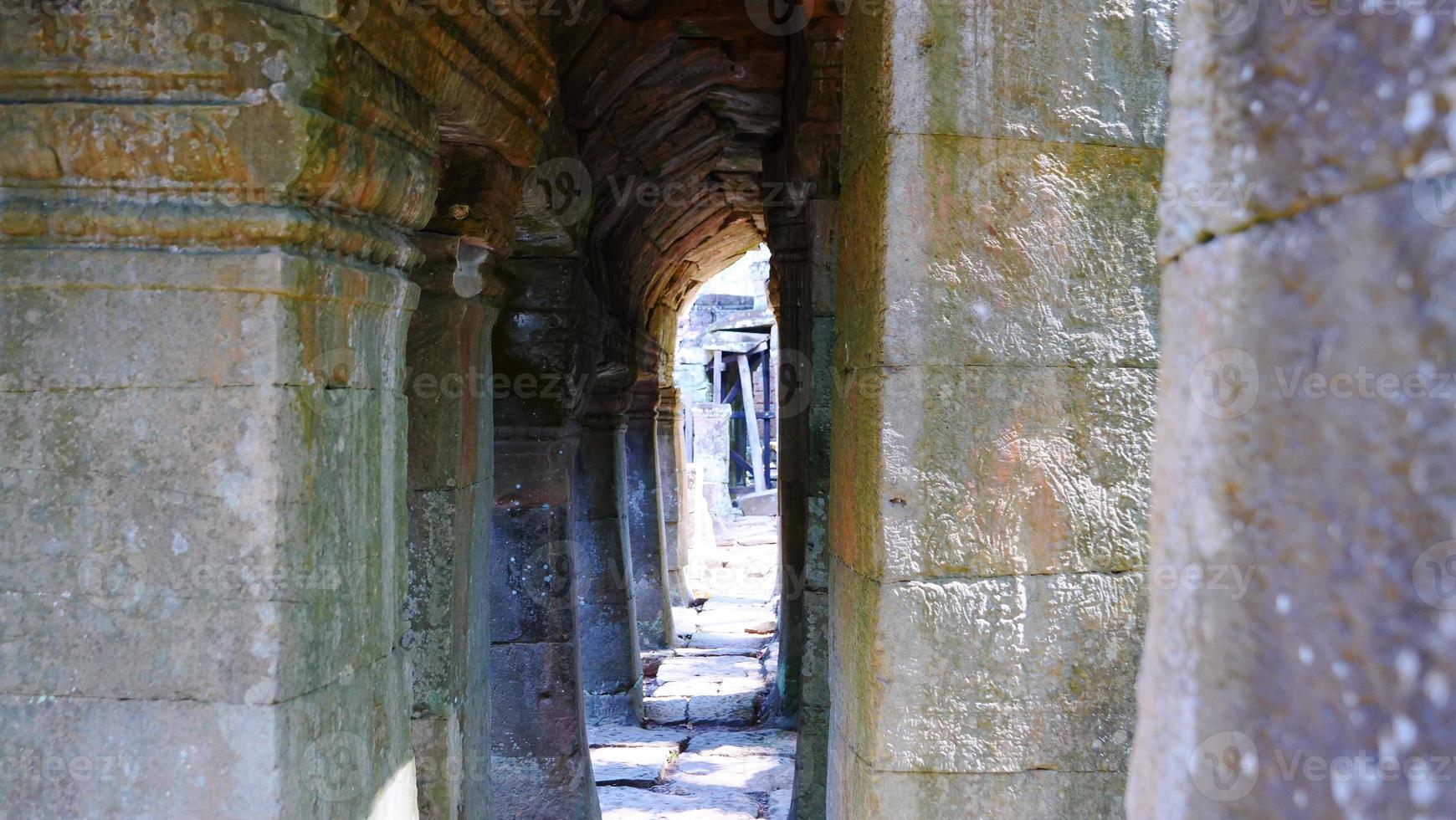 Corridoio di pietra a Banteay Kdei a Siem Reap, Cambogia foto