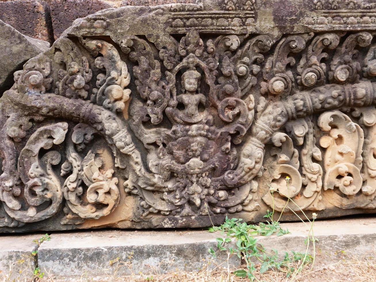 Roccia di pietra all'antico tempio khmer buddista rovina di pre rup, siem reap foto