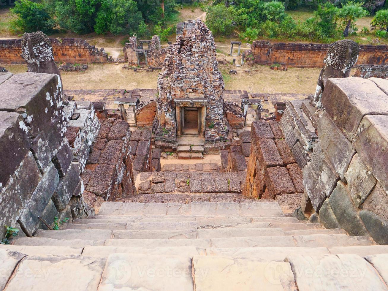 scala di pietra all'antica rovina khmer buddista di pre rup, siem reap foto