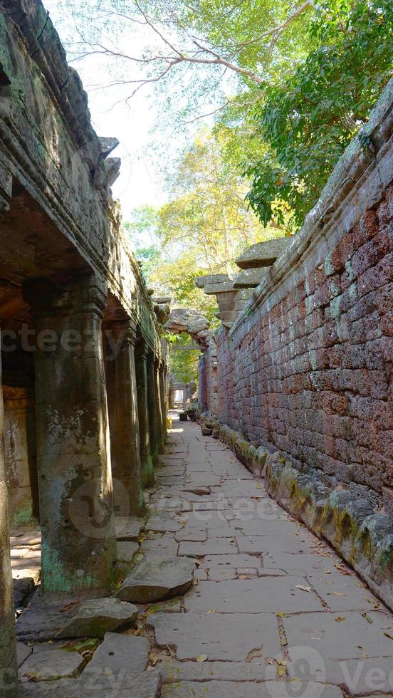 Corridoio di pietra a Banteay Kdei a Siem Reap, Cambogia foto