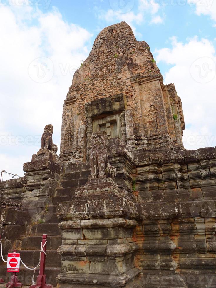 Roccia in pietra torre presso antiche rovine khmer buddisti di pre rup, siem reap foto