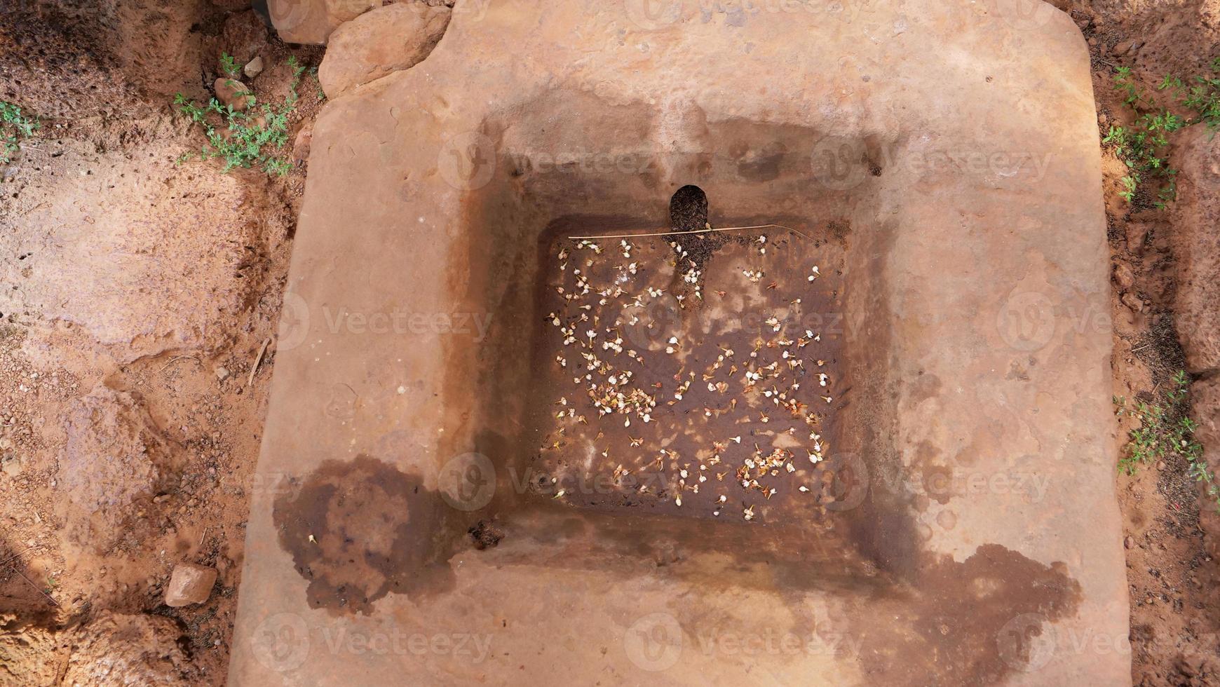 bacino di pietra per lavare l'osso a khmer buddista di pre rup siem reap foto