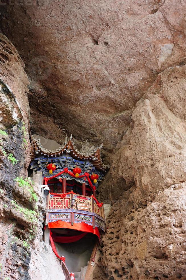 tempio nelle grotte della cortina d'acqua di tianshui wushan, gansu china foto