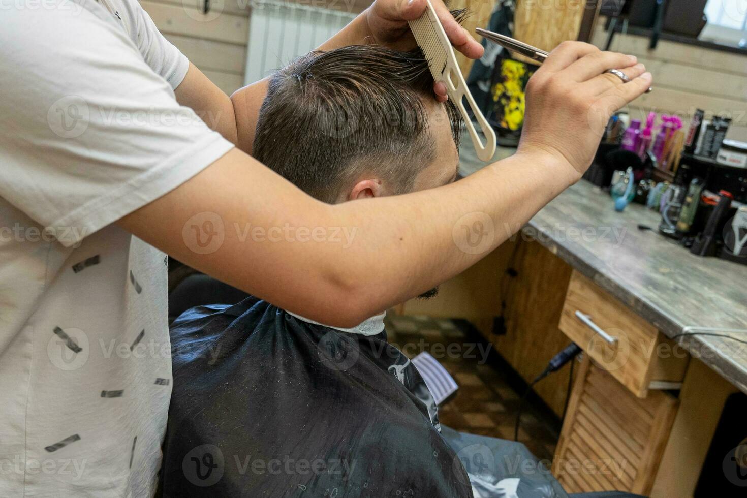 professionale parrucchiere tagli un' dell'uomo capelli. visitare per il barbiere negozio foto