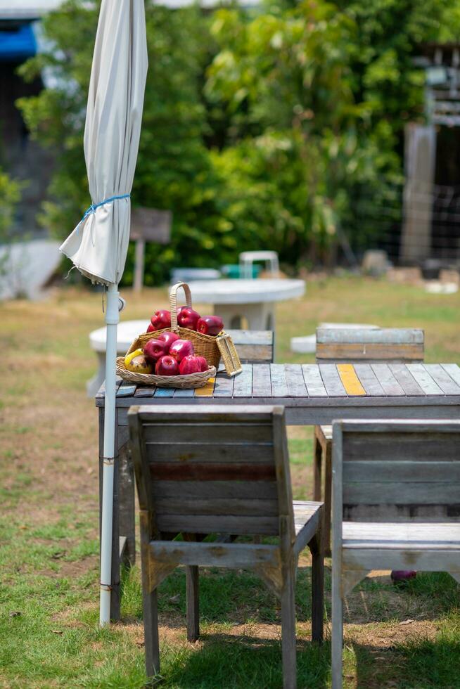 pane e frutta su il tavolo nel il giardino. Immagine selettivo messa a fuoco foto