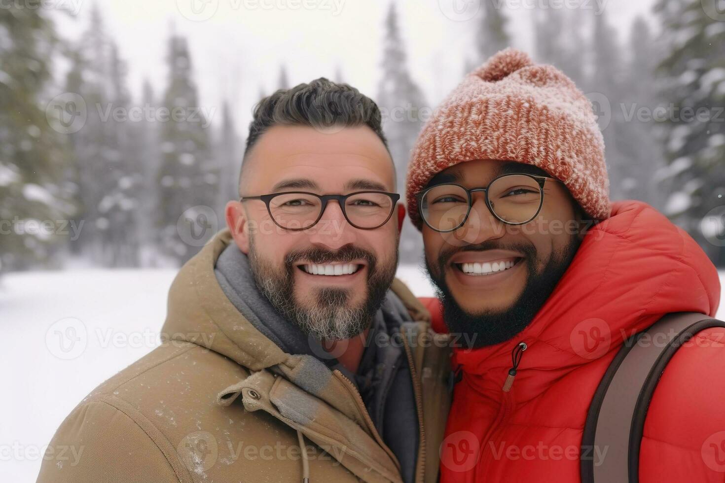 attivo mezzo anziano interrazziale gay coppia escursioni a piedi nel foresta, inverno stagione all'aperto ai generativo foto