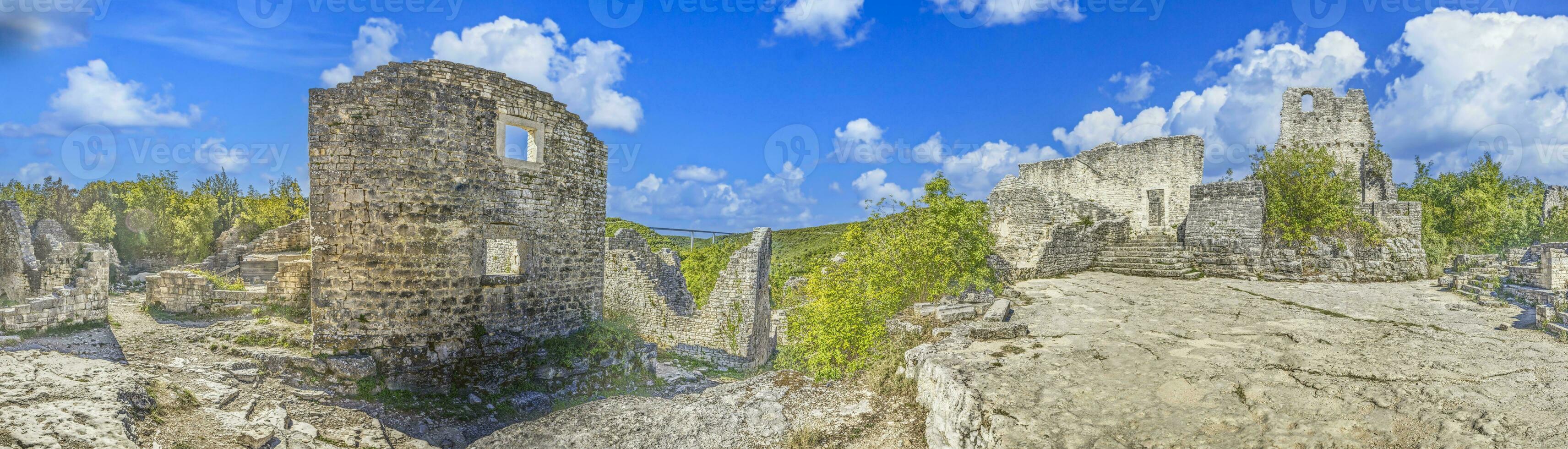 immagine a partire dal il storico fantasma cittadina di Dvigrad nel istria durante il giorno foto