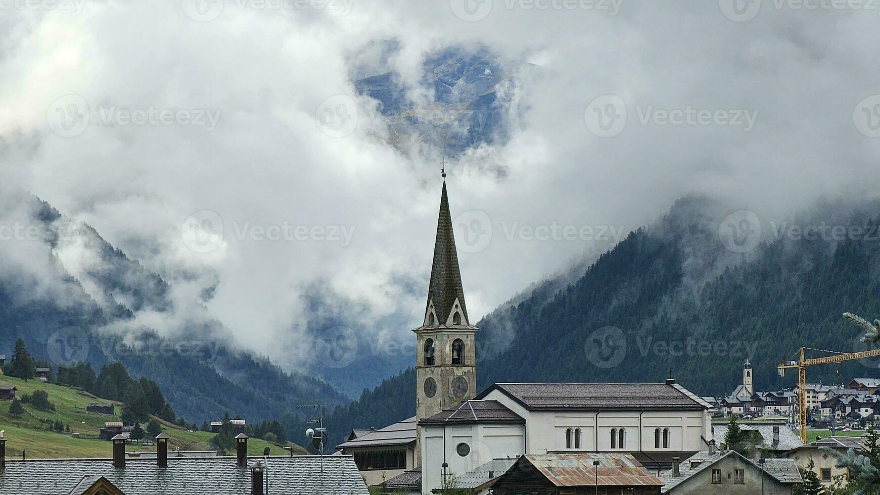 paesaggi di livigno inverno sciare centro e estate turismo, nel valtellinese nel il Provincia di sondrio nel Lombardia, nel agosto 2023 foto