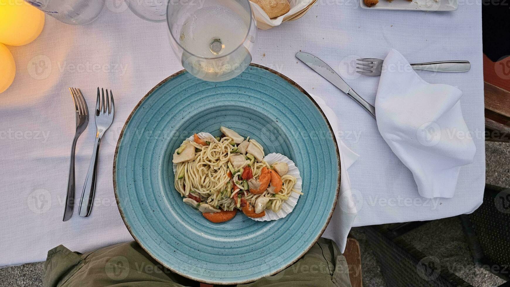 italiano spaghetti con un' pesce salsa condimento su un' piatto a un' frutti di mare ristorante foto