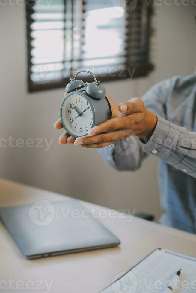 attività commerciale Lavorando volte concetto persone opera digitando su il computer portatile computer copertura con nel tempo orologio per pranzo rompere foto