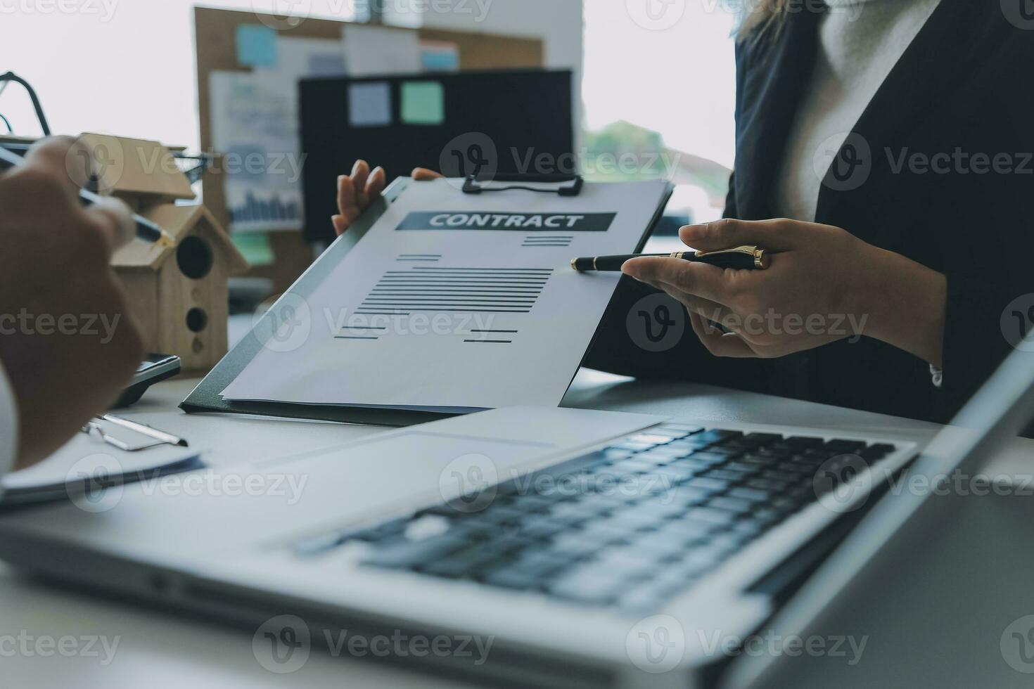 primo piano del team aziendale che analizza i grafici e i grafici del reddito con un moderno computer portatile. analisi aziendale e concetto di strategia. foto