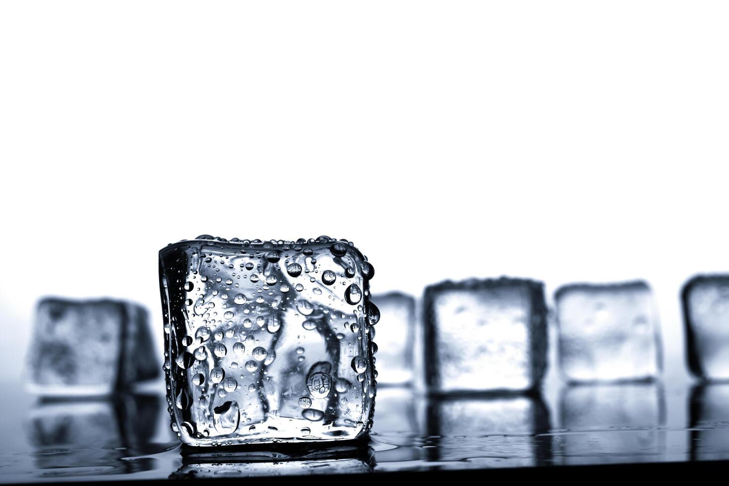 cubetti di ghiaccio con goccia d'acqua foto