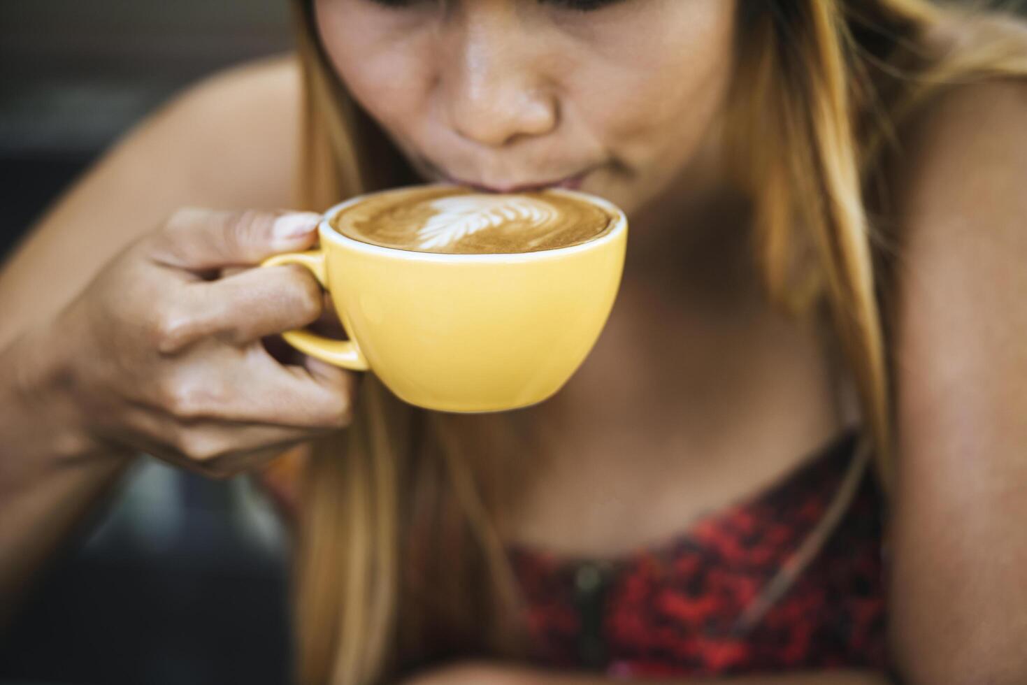 giovane donna felice con caffè latte al mattino? foto