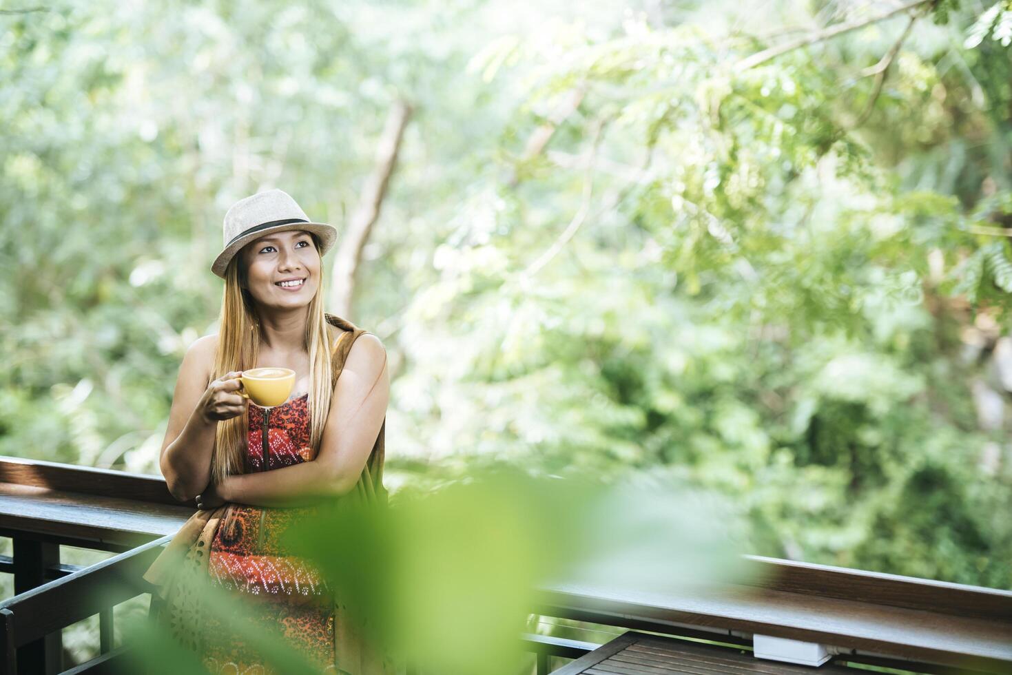 giovane donna felice con caffè latte al mattino? foto