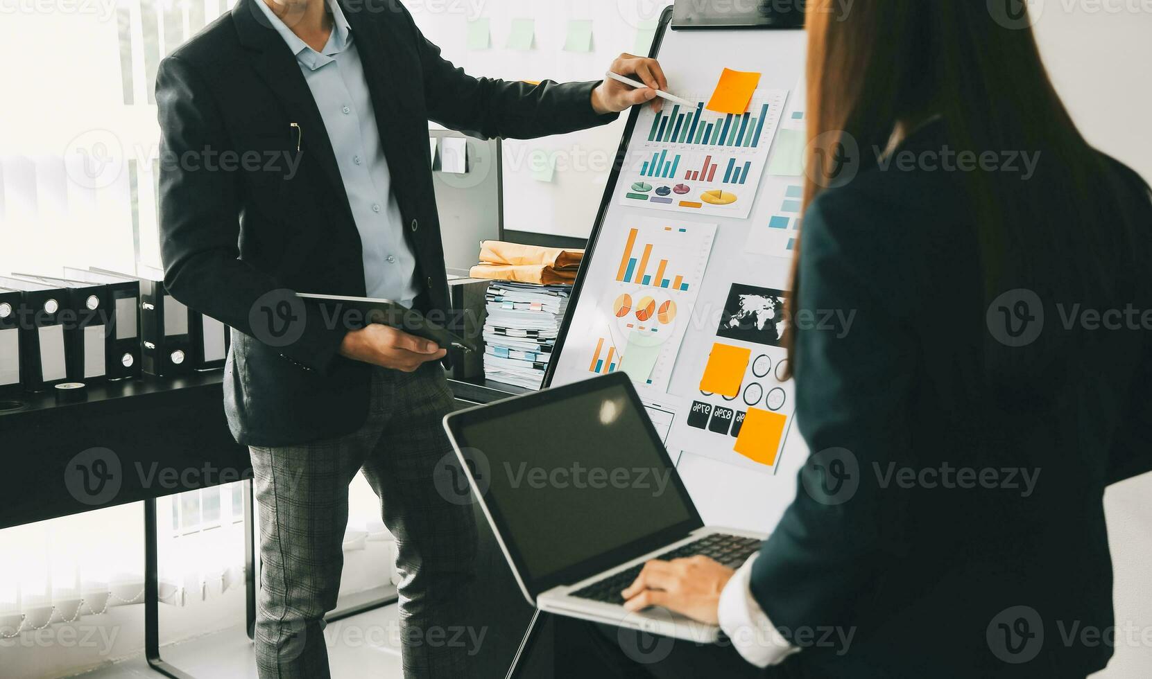 attività commerciale squadra Lavorando con nuovo avviare progetto Piano e discussione informazione per finanziario strategia con il computer portatile e digitale tavoletta nel un' moderno attività commerciale sala. foto